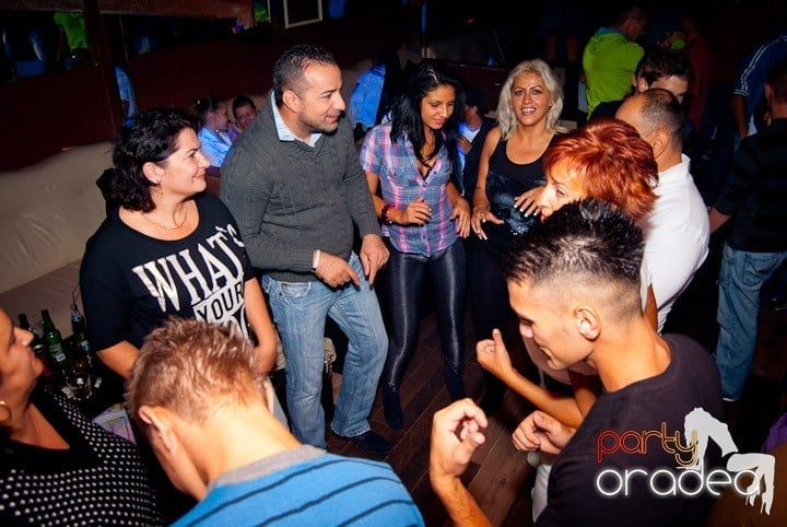 Distracţie de weekend în Club Seven, 