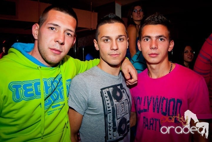 Distracţie de weekend în Club Seven, 