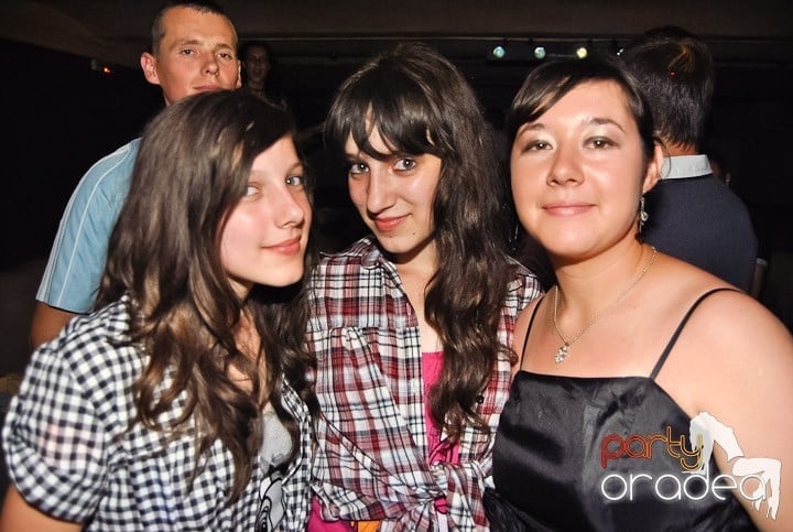 Distracţie de weekend în Club Seven, 