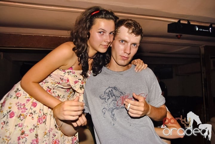 Distracţie de weekend în Club Seven, 