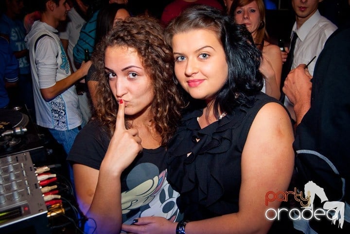 Distracţie de weekend în Club Seven, 