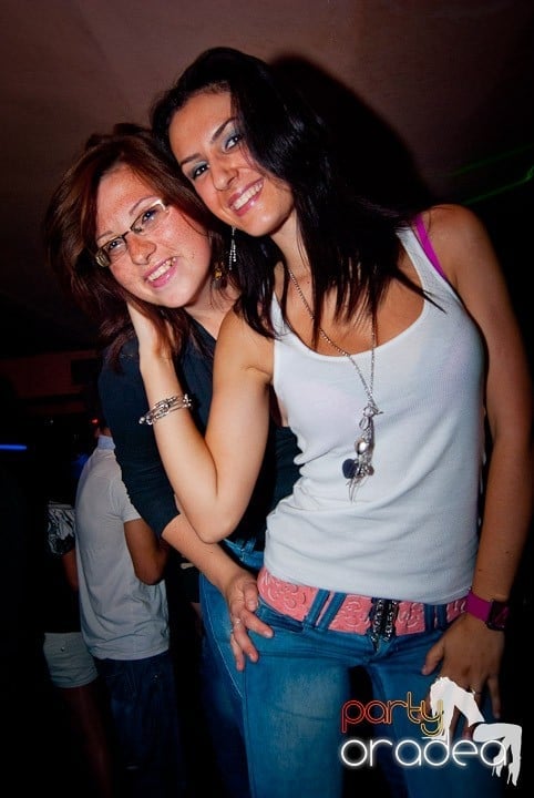 Distracţie de weekend în Club Seven, 