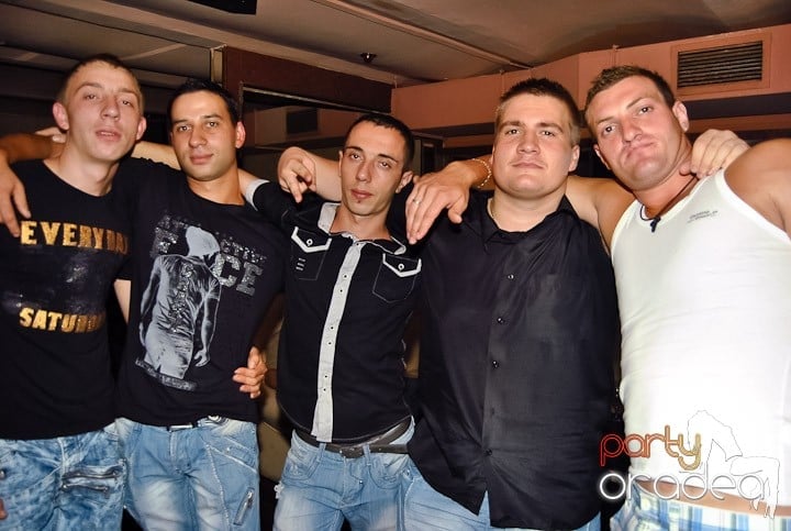 Distracţie de weekend în Club Seven, 