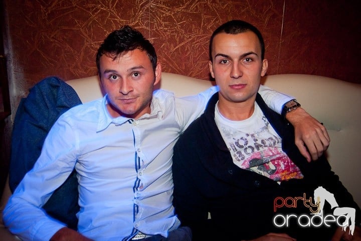 Distracţie de weekend în Club Seven, 