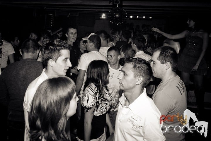 Distracţie de weekend în Club Seven, 