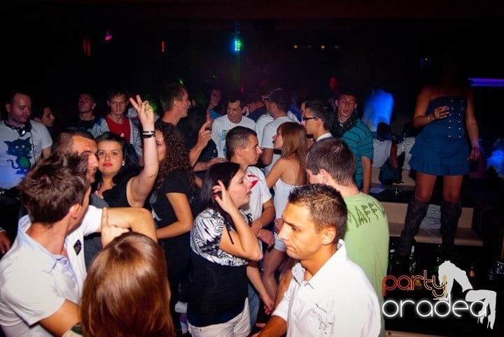 Distracţie de weekend în Club Seven, 