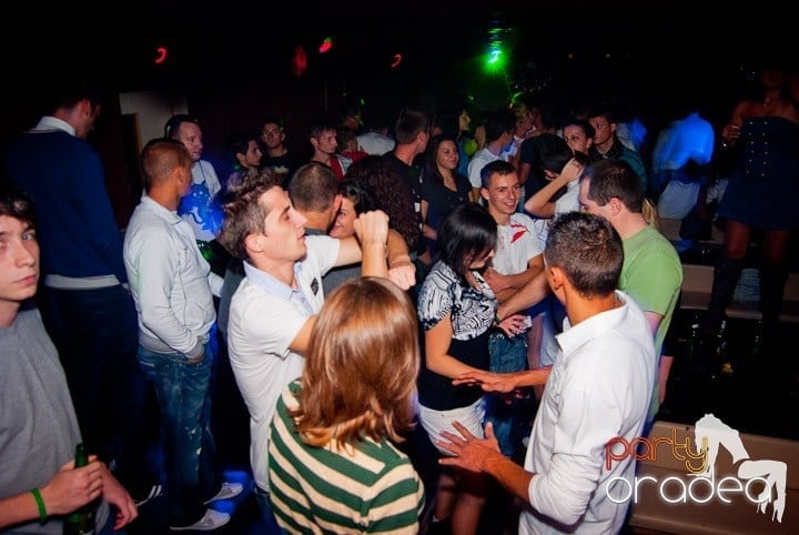 Distracţie de weekend în Club Seven, 