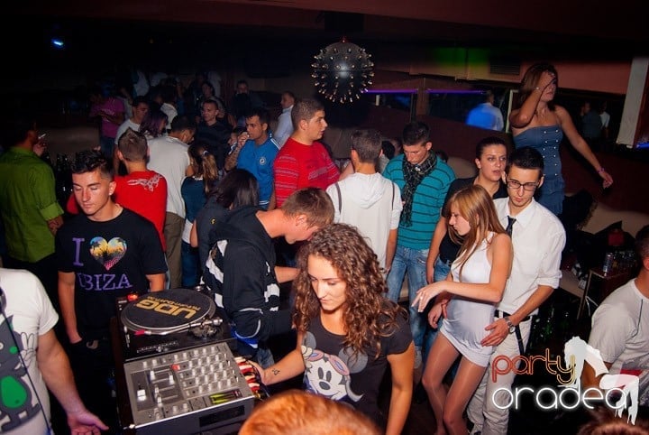 Distracţie de weekend în Club Seven, 