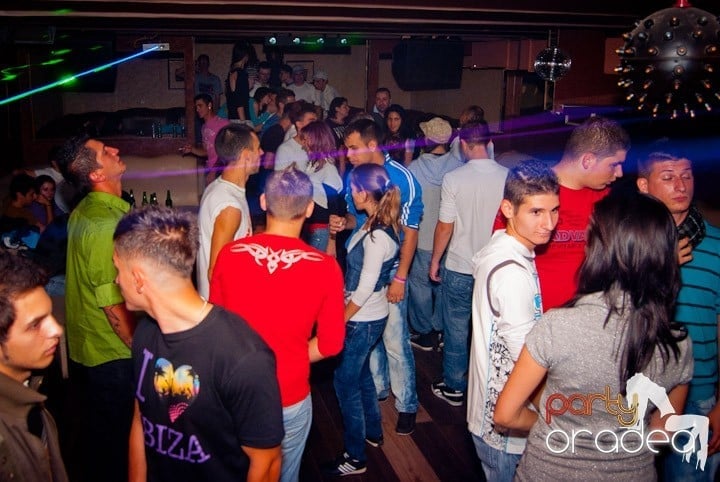 Distracţie de weekend în Club Seven, 