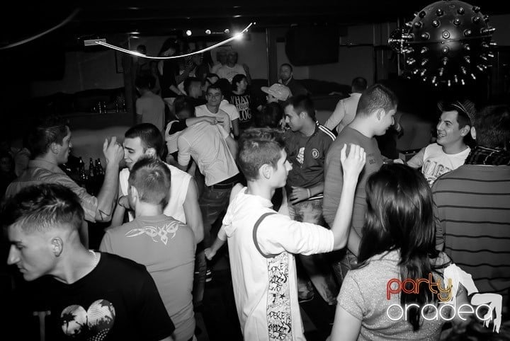 Distracţie de weekend în Club Seven, 