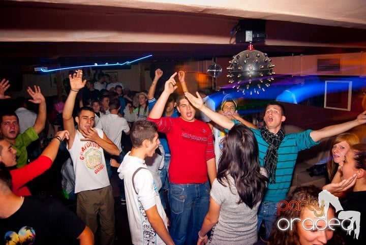 Distracţie de weekend în Club Seven, 