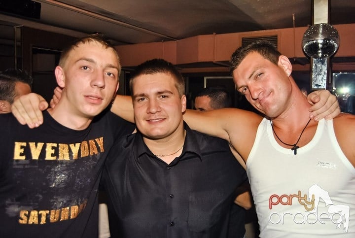 Distracţie de weekend în Club Seven, 