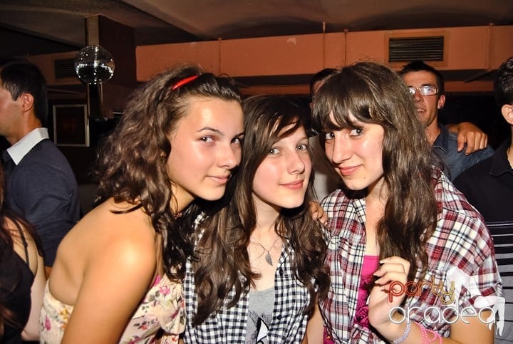 Distracţie de weekend în Club Seven, 