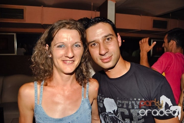 Distracţie de weekend în Club Seven, 