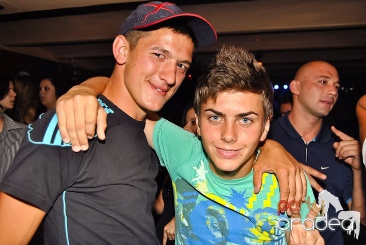 Distracţie de weekend în Club Seven, 