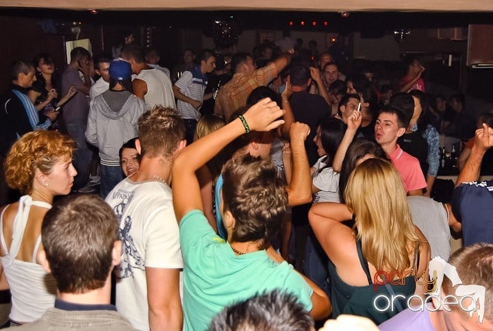 Distracţie de weekend în Club Seven, 