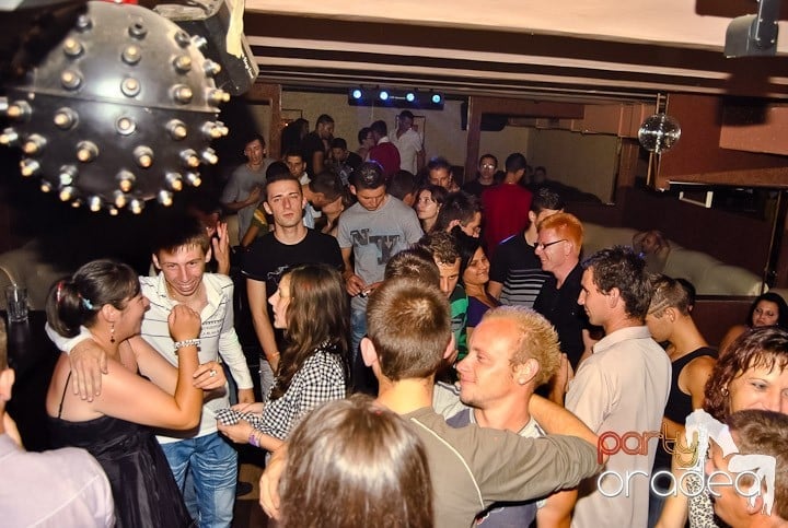 Distracţie de weekend în Club Seven, 