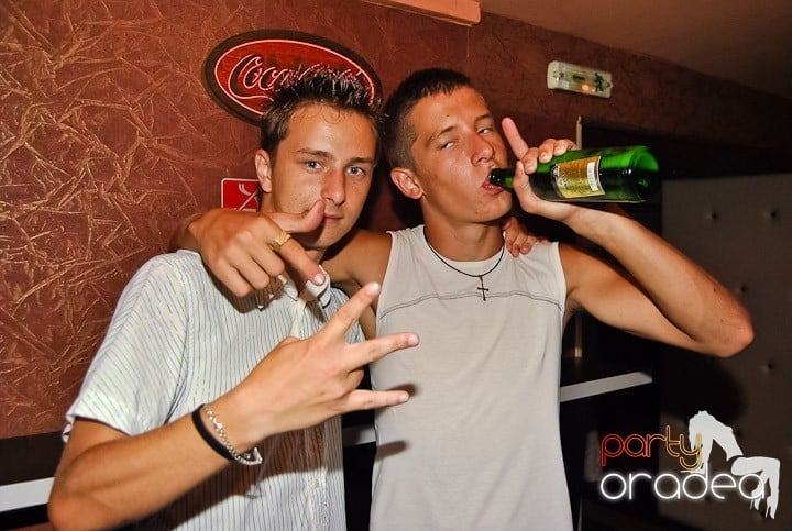 Distracţie de weekend în Club Seven, 