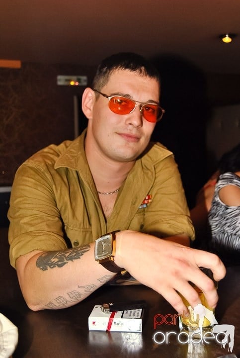 Distracţie de weekend în Club Seven, 