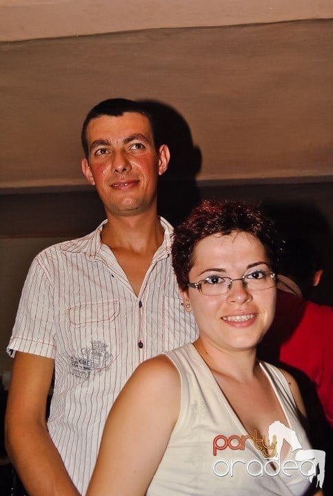 Distracţie de weekend în Club Seven, 