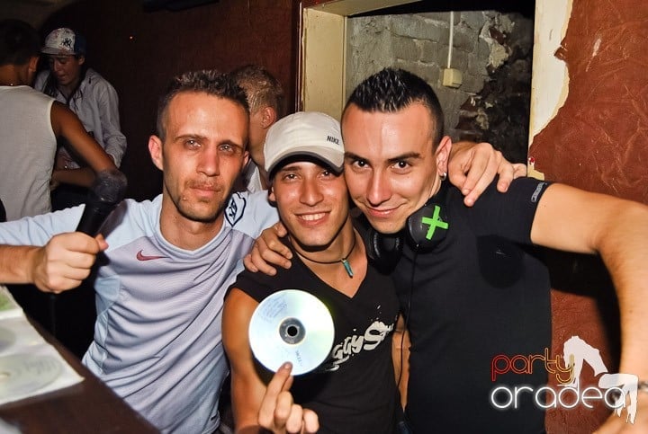 Distracţie de weekend în Club Seven, 