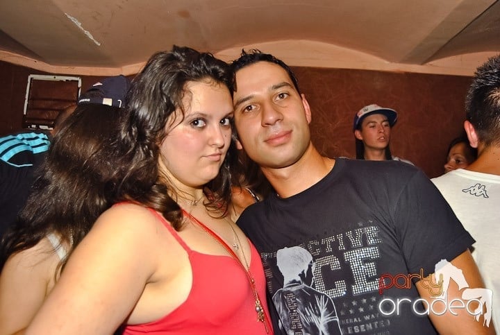 Distracţie de weekend în Club Seven, 