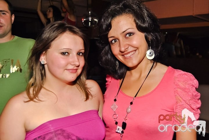 Distracţie de weekend în Club Seven, 