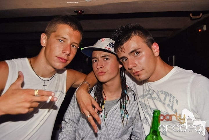 Distracţie de weekend în Club Seven, 