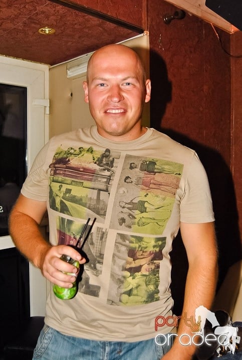 Distracţie de weekend în Club Seven, 