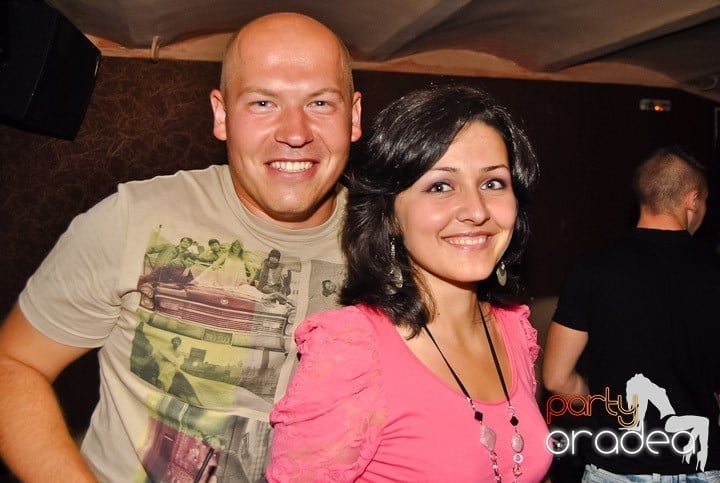 Distracţie de weekend în Club Seven, 