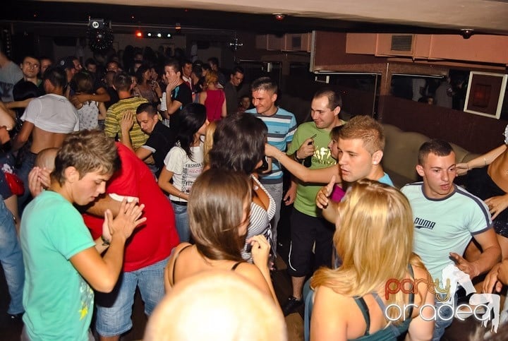 Distracţie de weekend în Club Seven, 