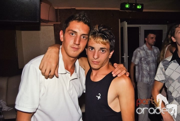 Distracţie de weekend în Club Seven, 