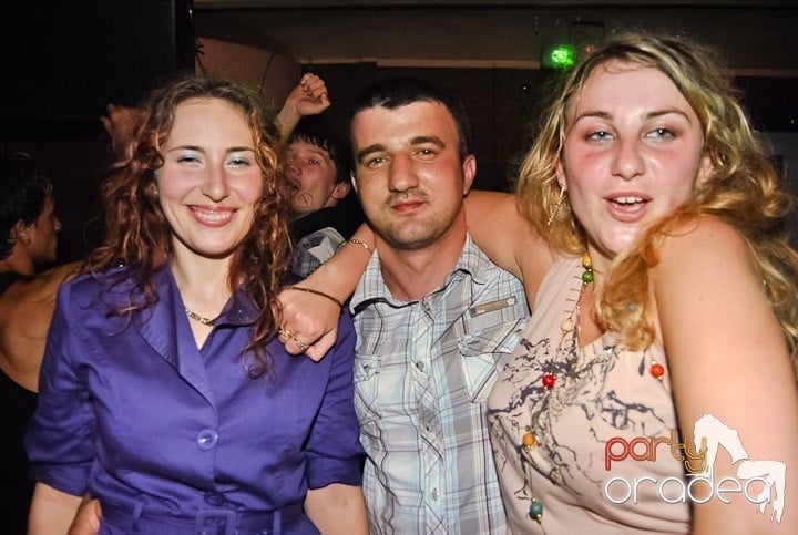 Distracţie de weekend în Club Seven, 