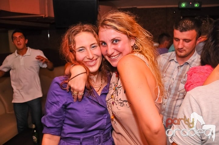 Distracţie de weekend în Club Seven, 