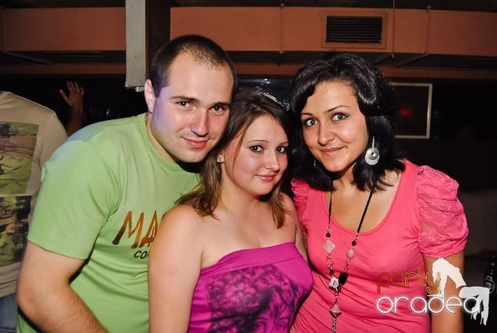 Distracţie de weekend în Club Seven, 