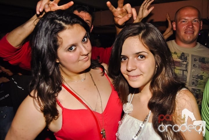 Distracţie de weekend în Club Seven, 