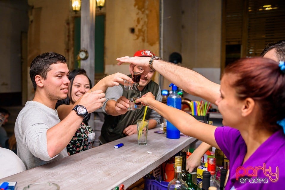 Distracţie în Bodega, Bodega