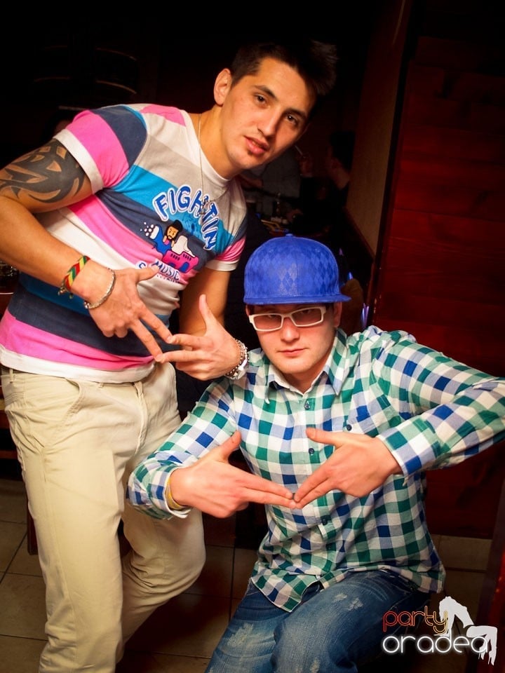 Distracţie în Chanson Café, 