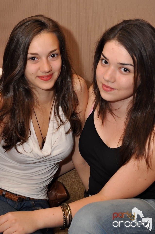 Distracţie în Chanson Café, 