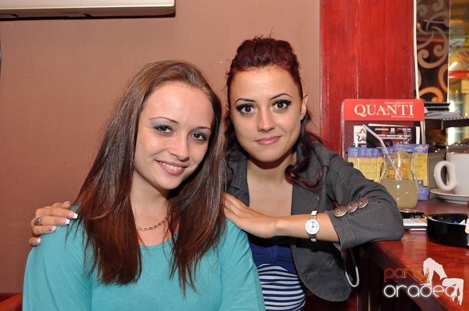 Distracţie în Chanson Café, 