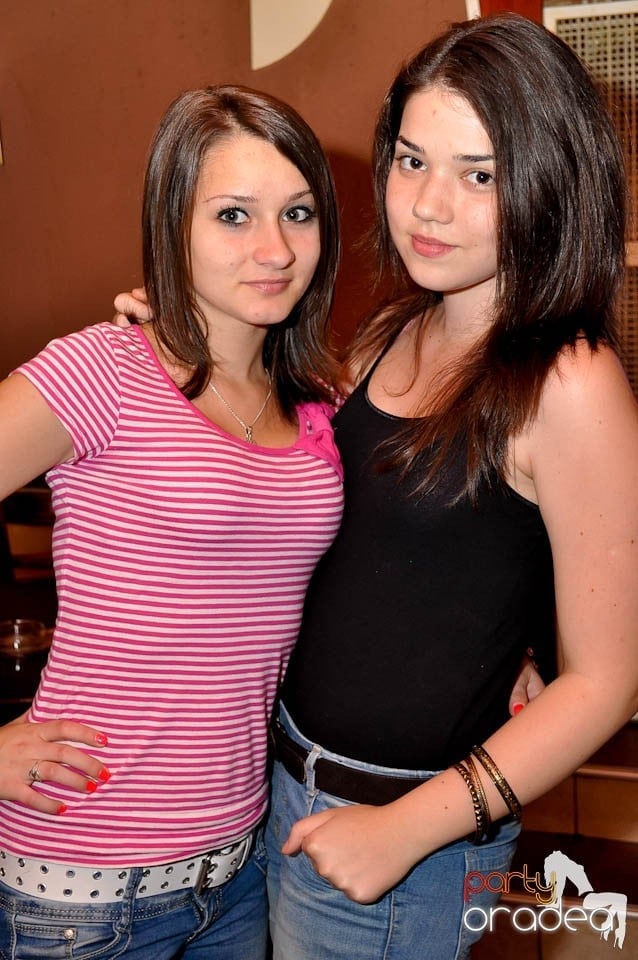 Distracţie în Chanson Café, 