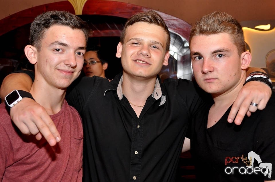 Distracţie în Chanson Café, 