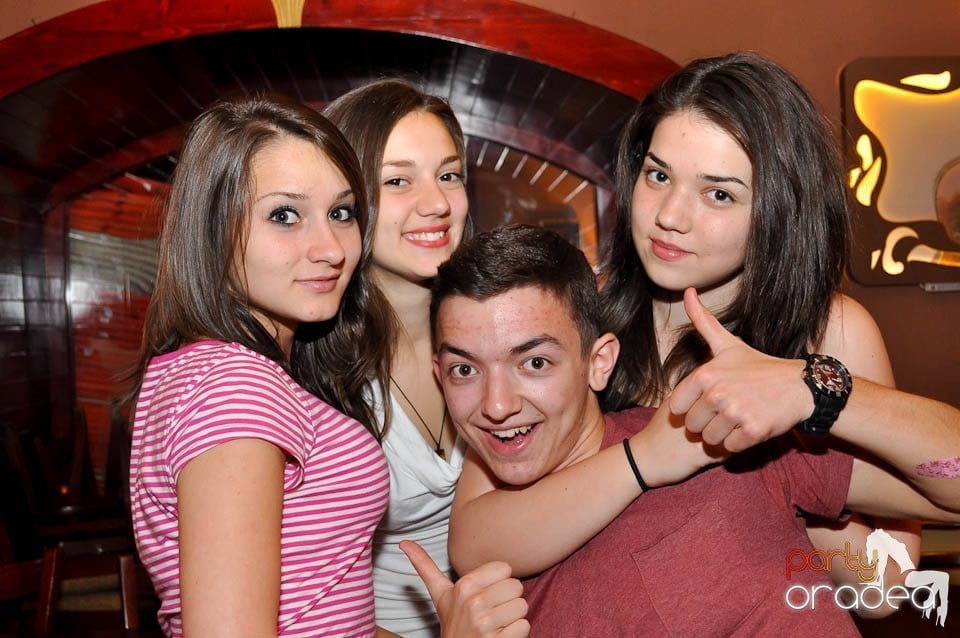 Distracţie în Chanson Café, 