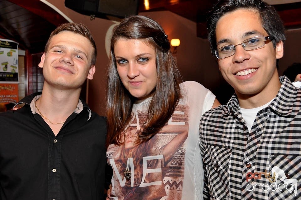 Distracţie în Chanson Café, 