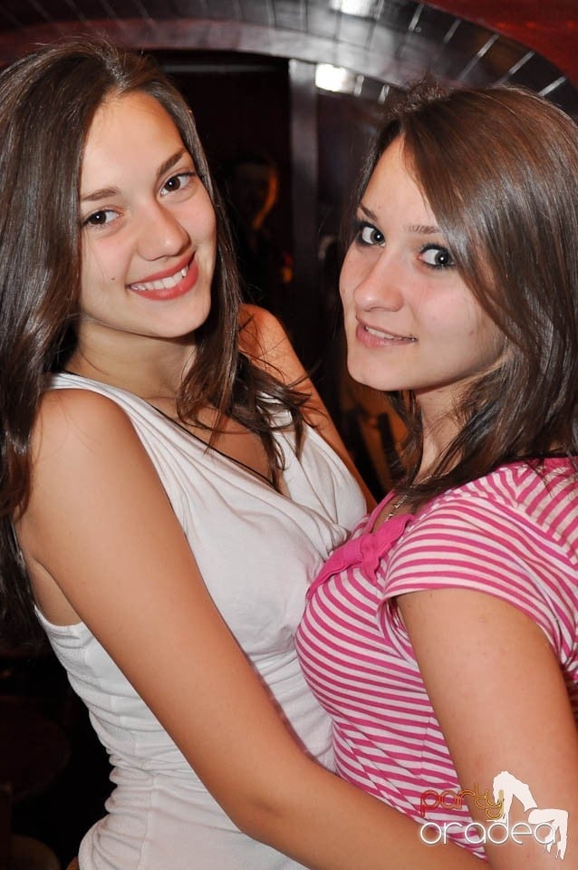 Distracţie în Chanson Café, 