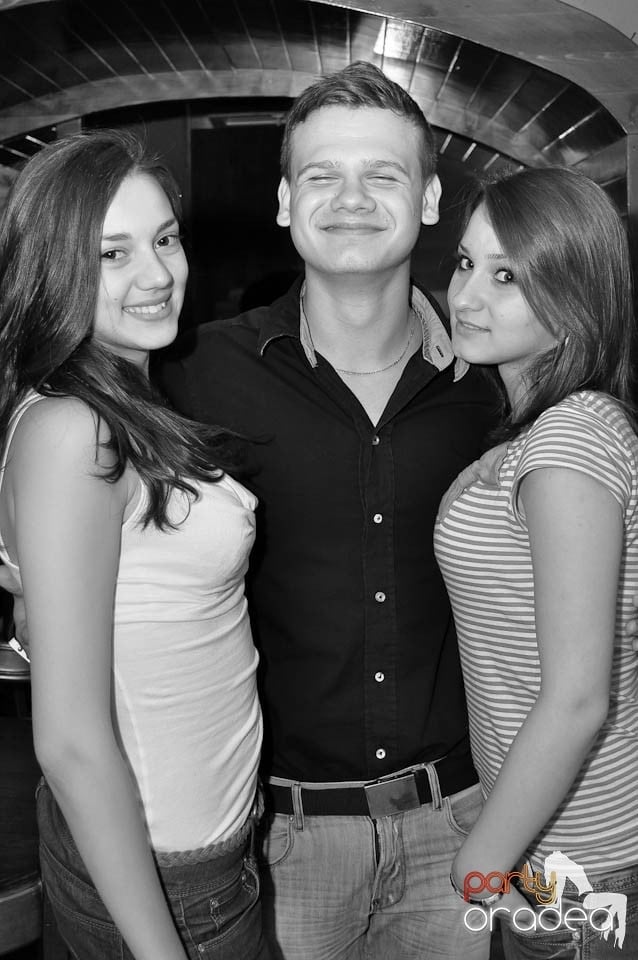 Distracţie în Chanson Café, 