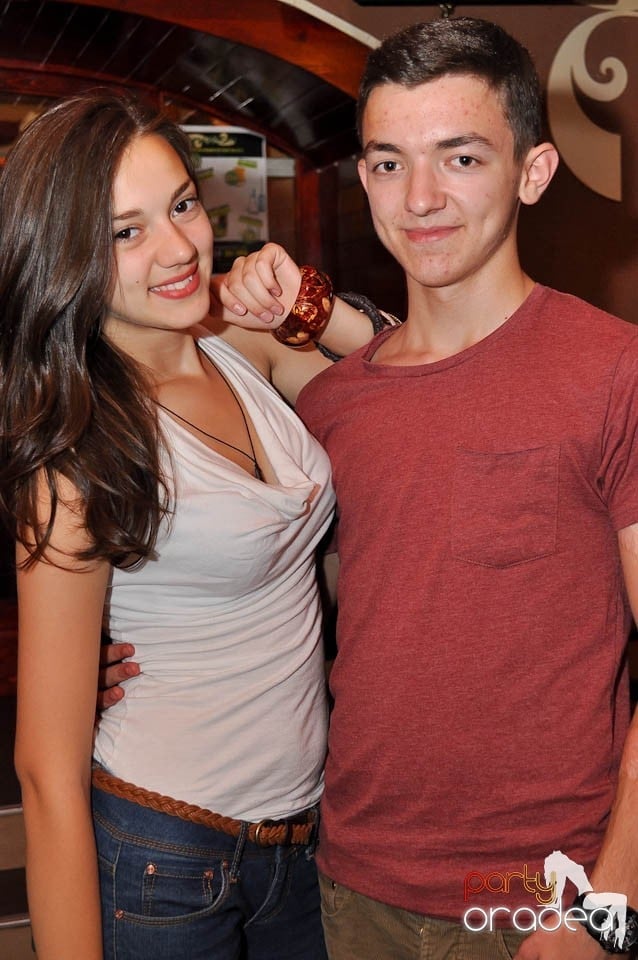 Distracţie în Chanson Café, 