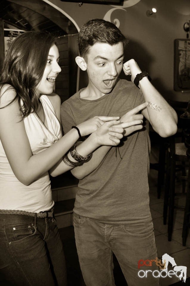 Distracţie în Chanson Café, 