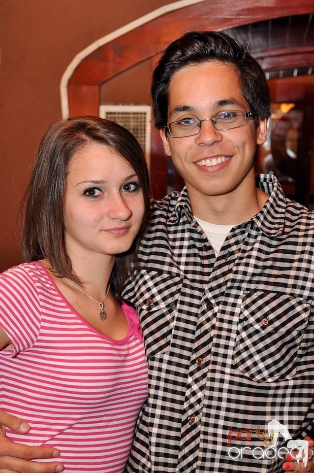 Distracţie în Chanson Café, 