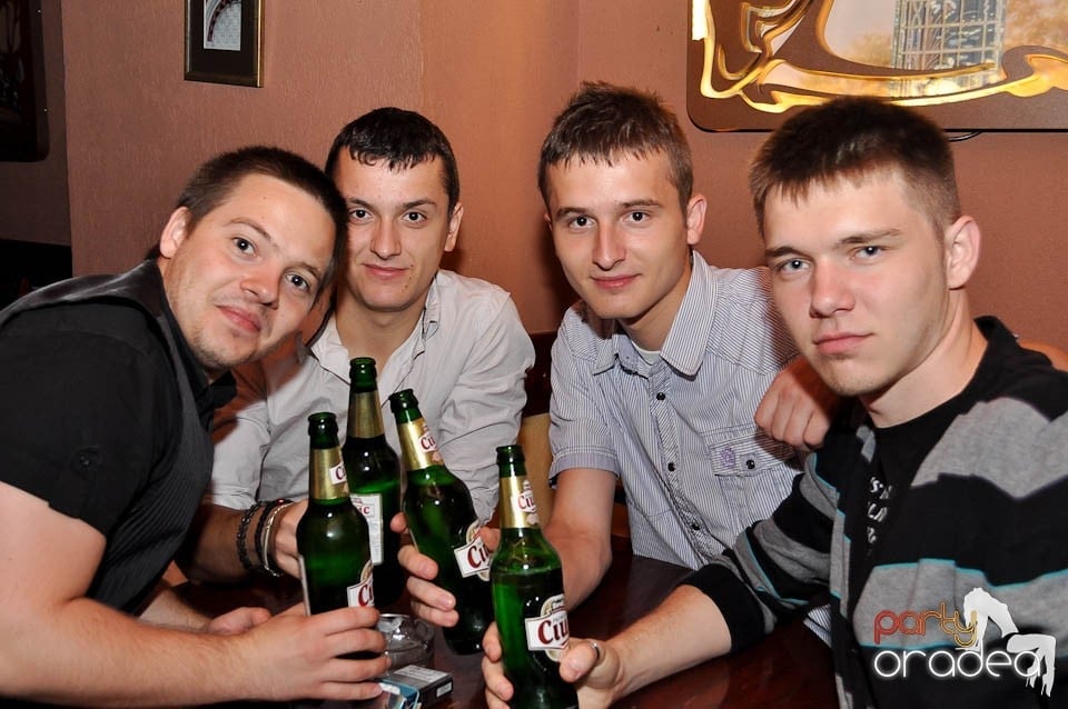 Distracţie în Chanson Café, 